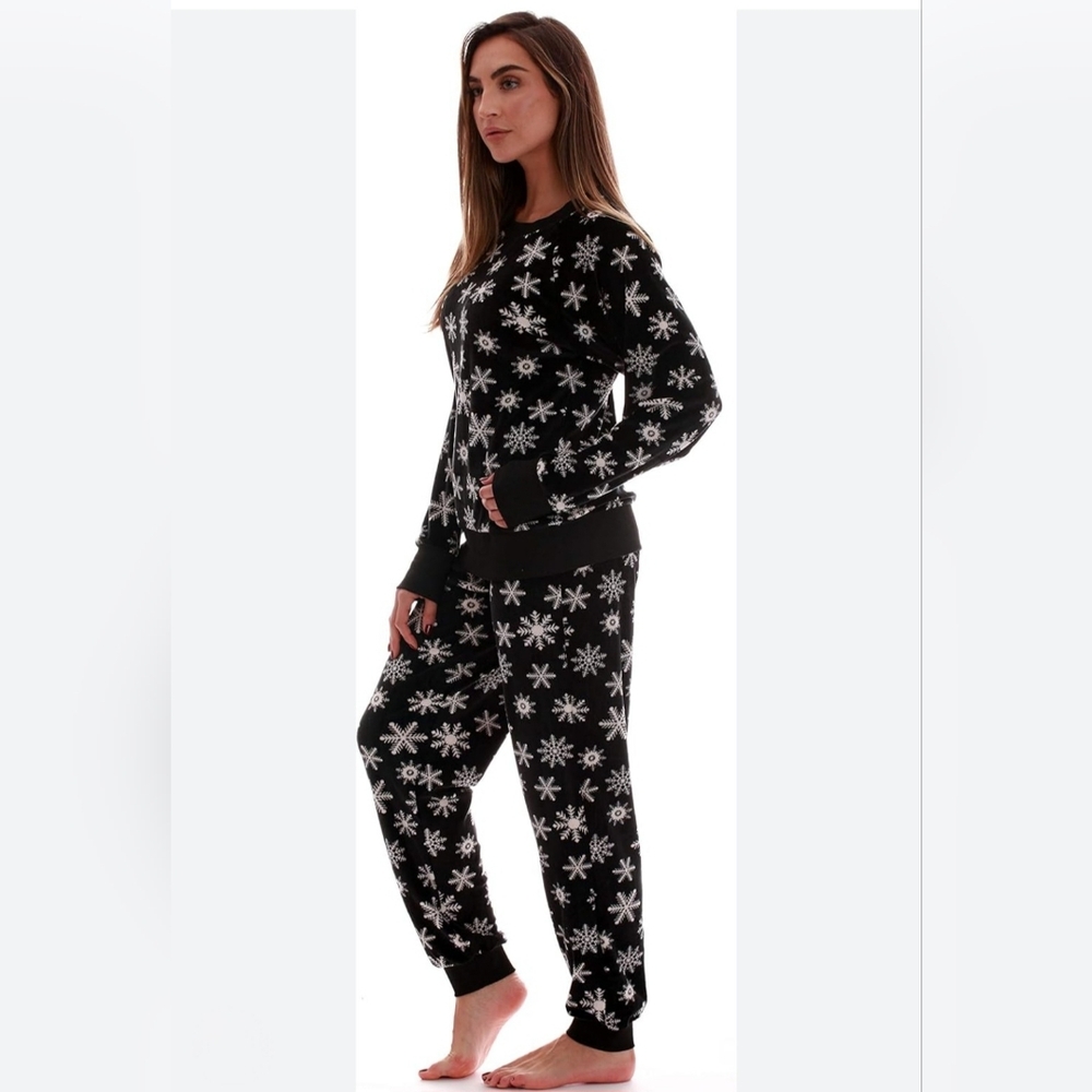 Arizona Jean Company Snowflake Gray Pajama Set